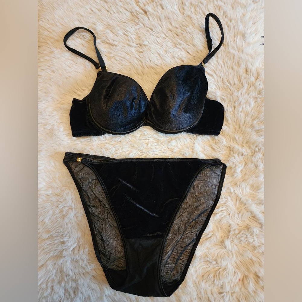 Warner's Velvet Bra & Panty Set